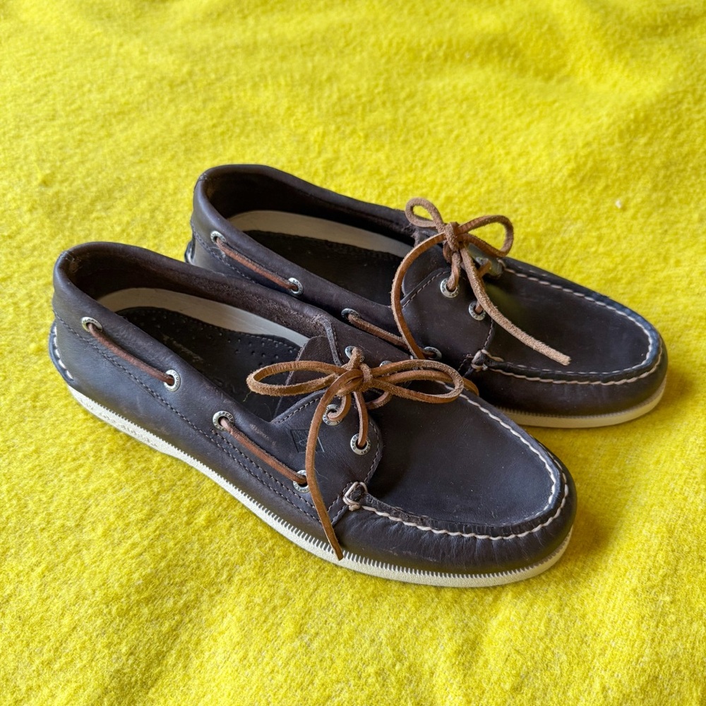 Sperry Top-Sider size 8 men’s or 9.5 women’s